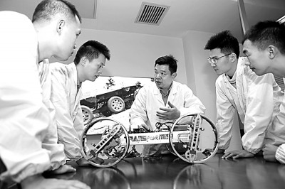 加快国防科技创新发展 助力军队现代化建设