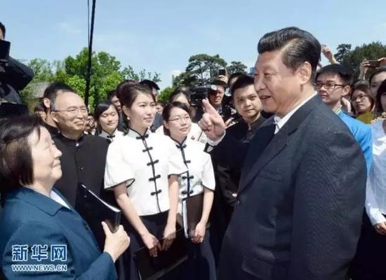 　2014年5月4日，习近平观看北大师生纪念五四运动95周年青春诗会时同朗诵者亲切交谈。新华社记者 马占成 摄