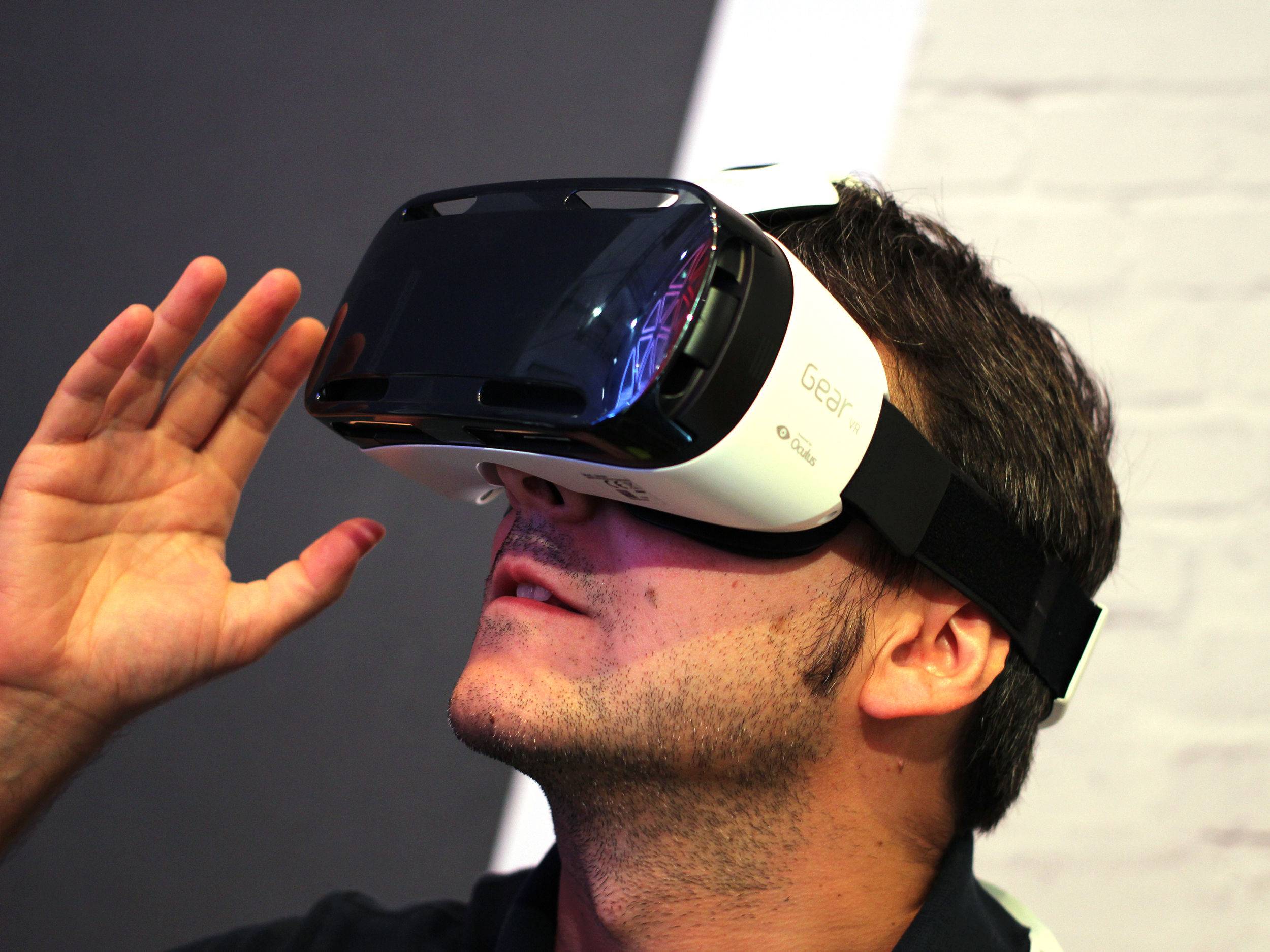 Samsung-Gear-VR-worn-by-Maurizio-Pesce.jpg