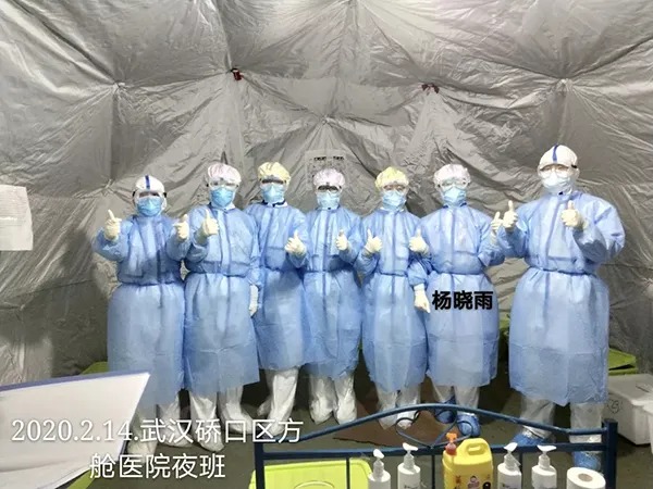 杨晓雨与夜班战友在一起