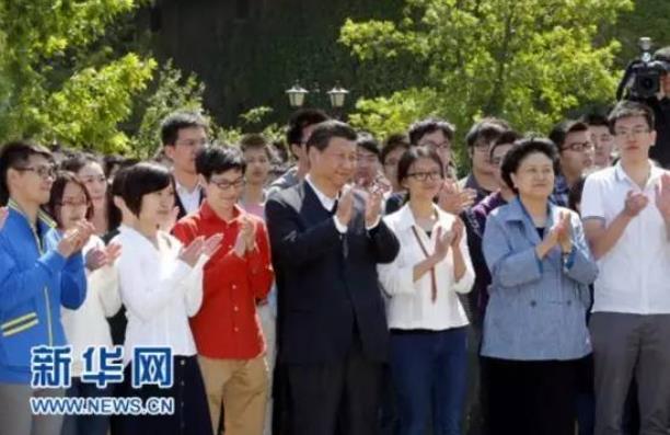 2014年5月4日，习近平在北京大学考察。图为习近平在校园观看北大师生纪念五四运动95周年青春诗会。