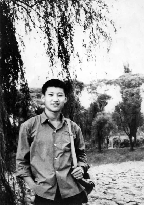 　　这是1972年，插队回京探亲时的习近平。 新华社发