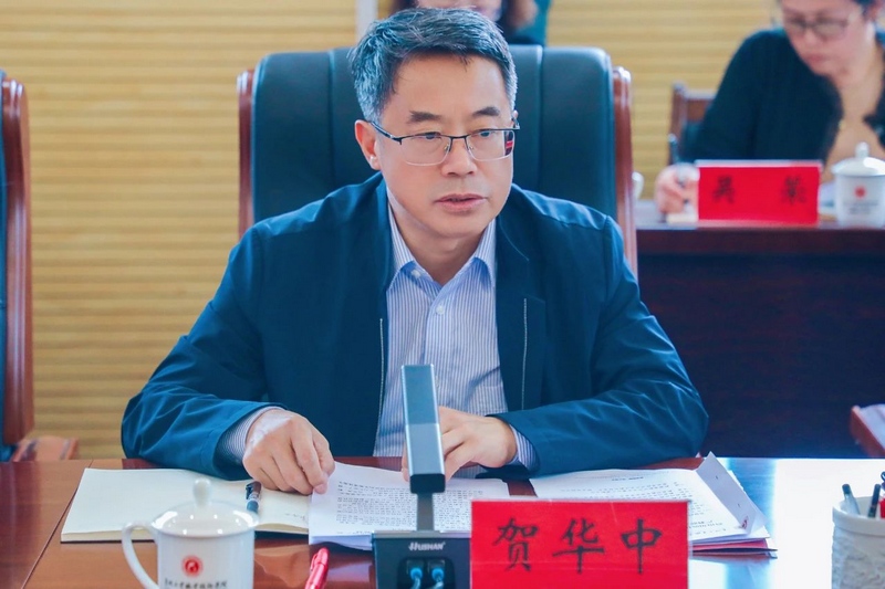 贵州工业职业技术学院党委副书记、院长贺华中。