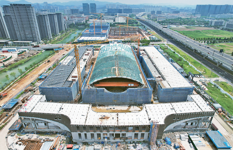 2023年7月16日，浙江杭州，“超重力离心模拟与实验装置”国家重大科技基础设施实验大楼封顶。图为7月17日拍摄的“超重力离心模拟与实验装置”实验大楼（无人机照片）。 新华社发 龙巍/摄