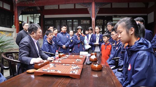 聂卫平与重庆青少年棋手过招。重庆一中供图